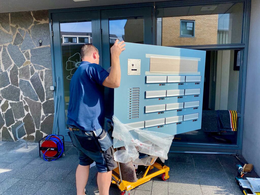 Binnen één werkdag een upgrade van de portiek en veiligheid. De vier appartementencomplexen met ieder 13 appartementen zijn binnen één werkdag voorzien van een nieuwe postkast, geïntegreerd Evercom deurbel intercomsysteem en een Evercom toegangscontrolesysteem.