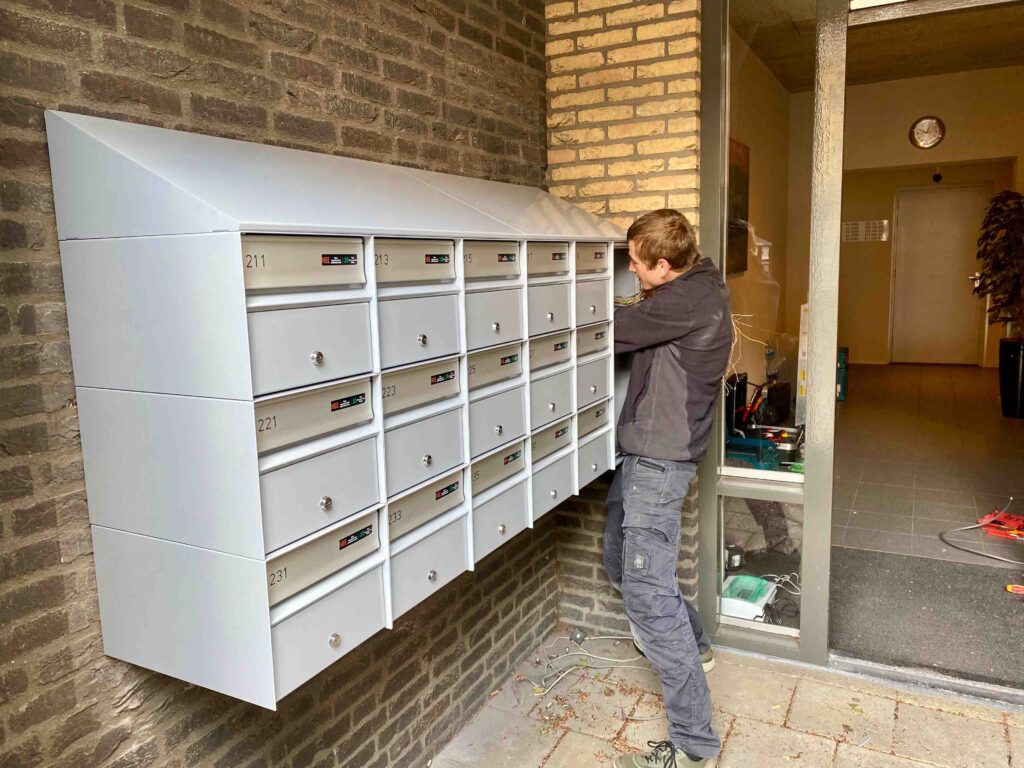 Een verouderd BPT intercomsysteem is binnen één werkdag in de 14 appartementen vervangen door een nieuw Evercom intercom systeem. Het nieuwe deurbel systeem is geïntegreerd in de nieuwe postkast. De portiek is hierdoor weer een visitekaartje voor de bezoekers! 