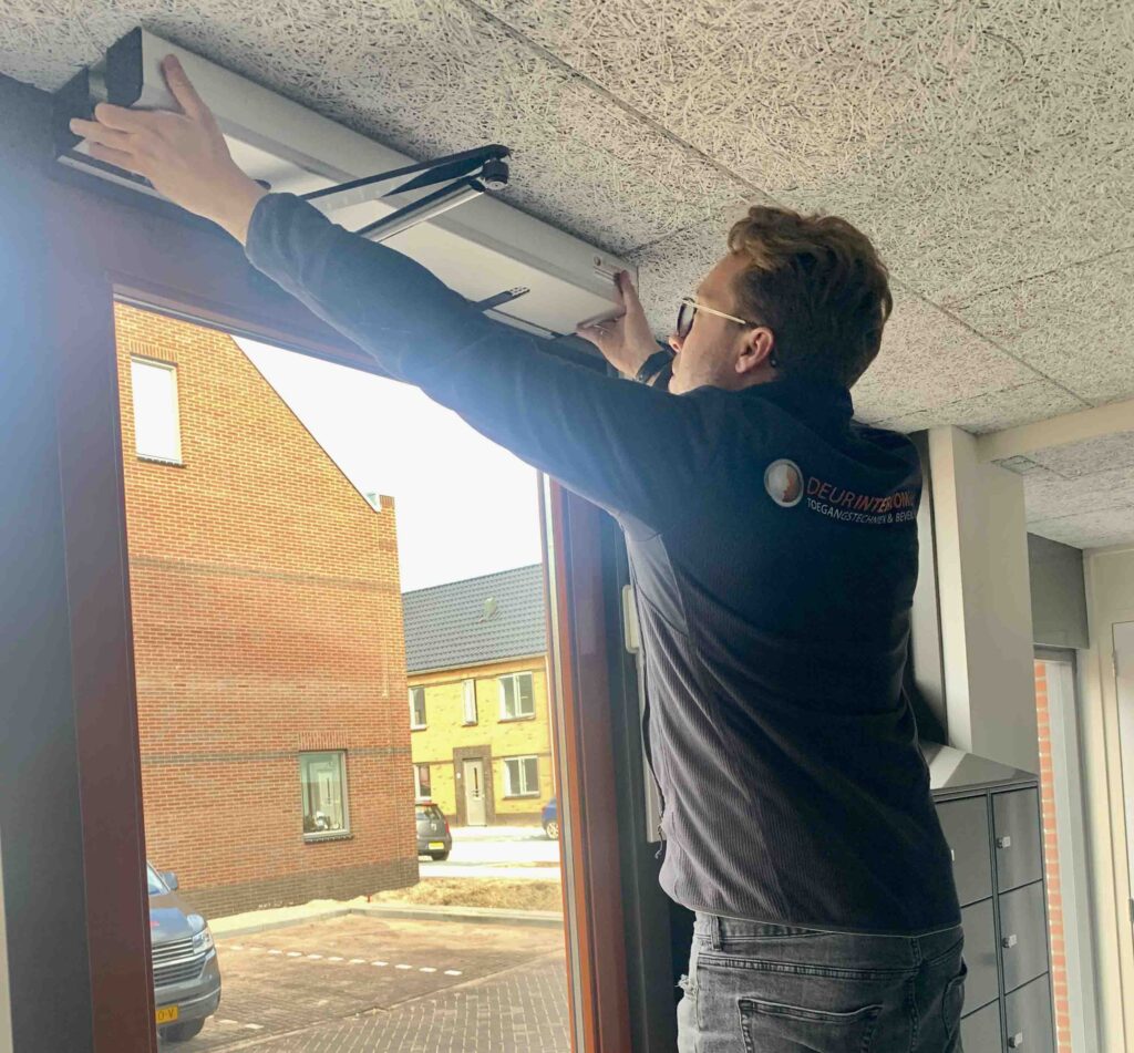 Onze deurautomaat installateur verzorgt het onderhoud van de SW300 deurautomaat bij de ingang van een tandartspraktijk, zodat patiënten altijd soepel en veilig binnenkomen.