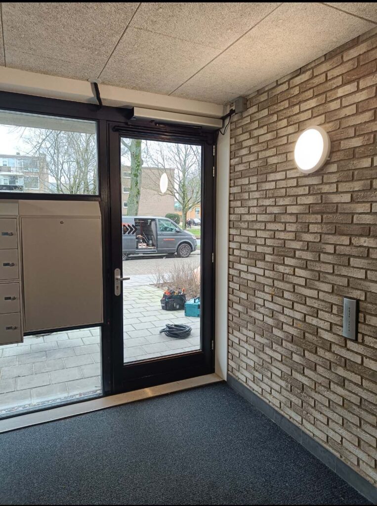 Wilt u meer zien van dit project? Bekijk dan onze projectpagina Deurautomaten met Evercom toegangscontrole voor nieuwbouw Ridderkerk waarin we deze installatie toelichten met foto’s.