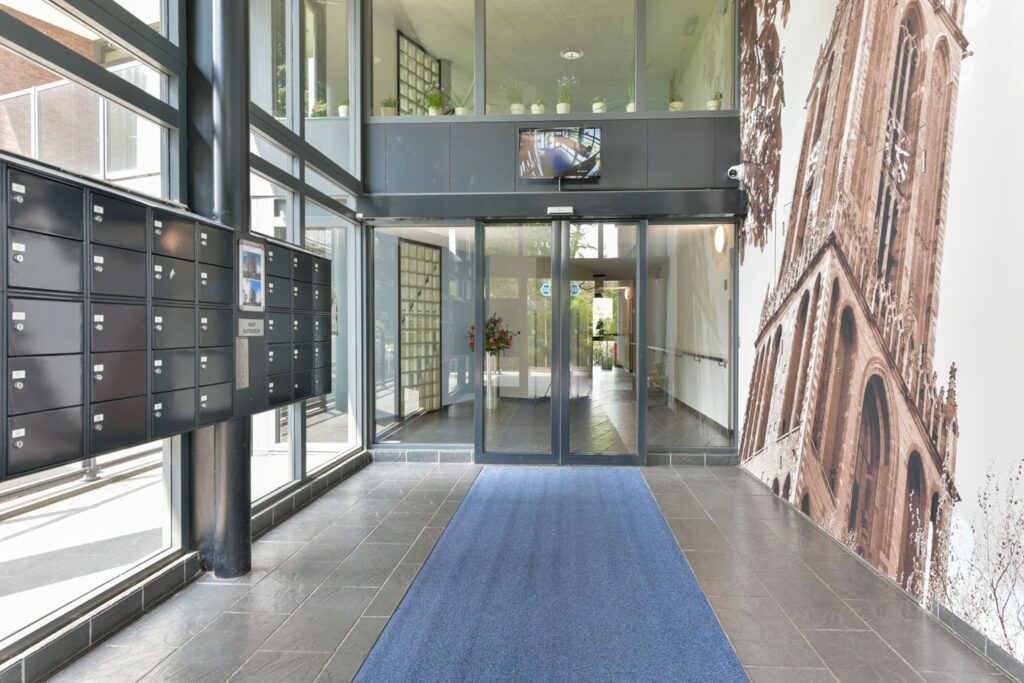Een grote tv in de hal toont continu live camerabeelden. Dit heeft niet alleen een sterk preventief effect, maar vergroot ook het veiligheidsgevoel van bewoners en bezoekers. Bekijk het referentieproject voor een indruk: Camerabewaking & video intercom Utrecht 