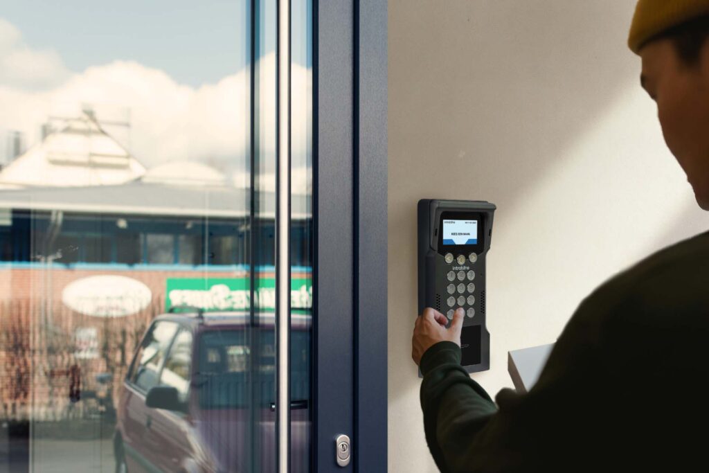 Compact, slim en draadloos — dat is de Only-One van Intratone. Perfect voor kleine appartementencomplexen tot tien woningen. Bewoners ontvangen oproepen op hun eigen toestel en openen de deur met één klik.