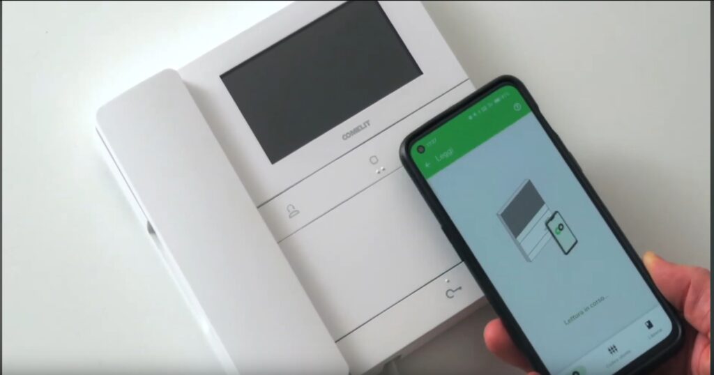 Hier zie je de Comelit Logos-monitor LS8701 geprogrammeerd worden via de app op de smartphone: snel en eenvoudig.