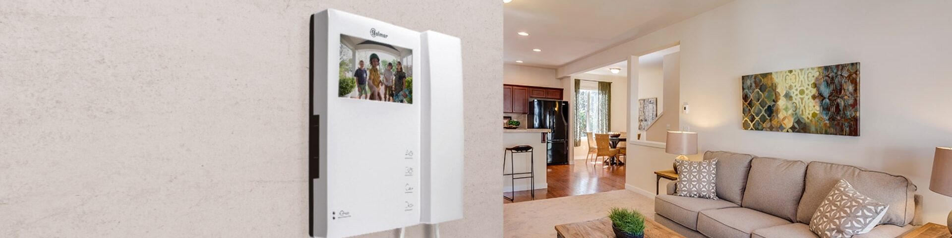 Golmar G2+ GTWIN video-intercom monitor gemonteerd aan de muur in een moderne woonkamer, met live camerabeeld op het scherm.